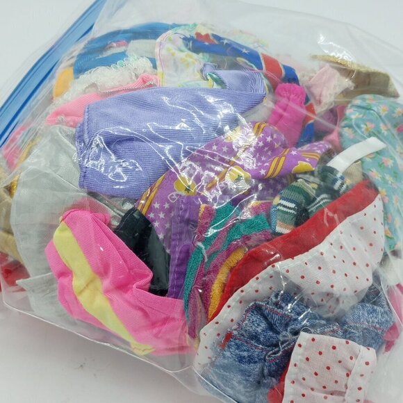 4 Barbies & 80pc Clothes & Accessories Lot - Picture 15 of 16